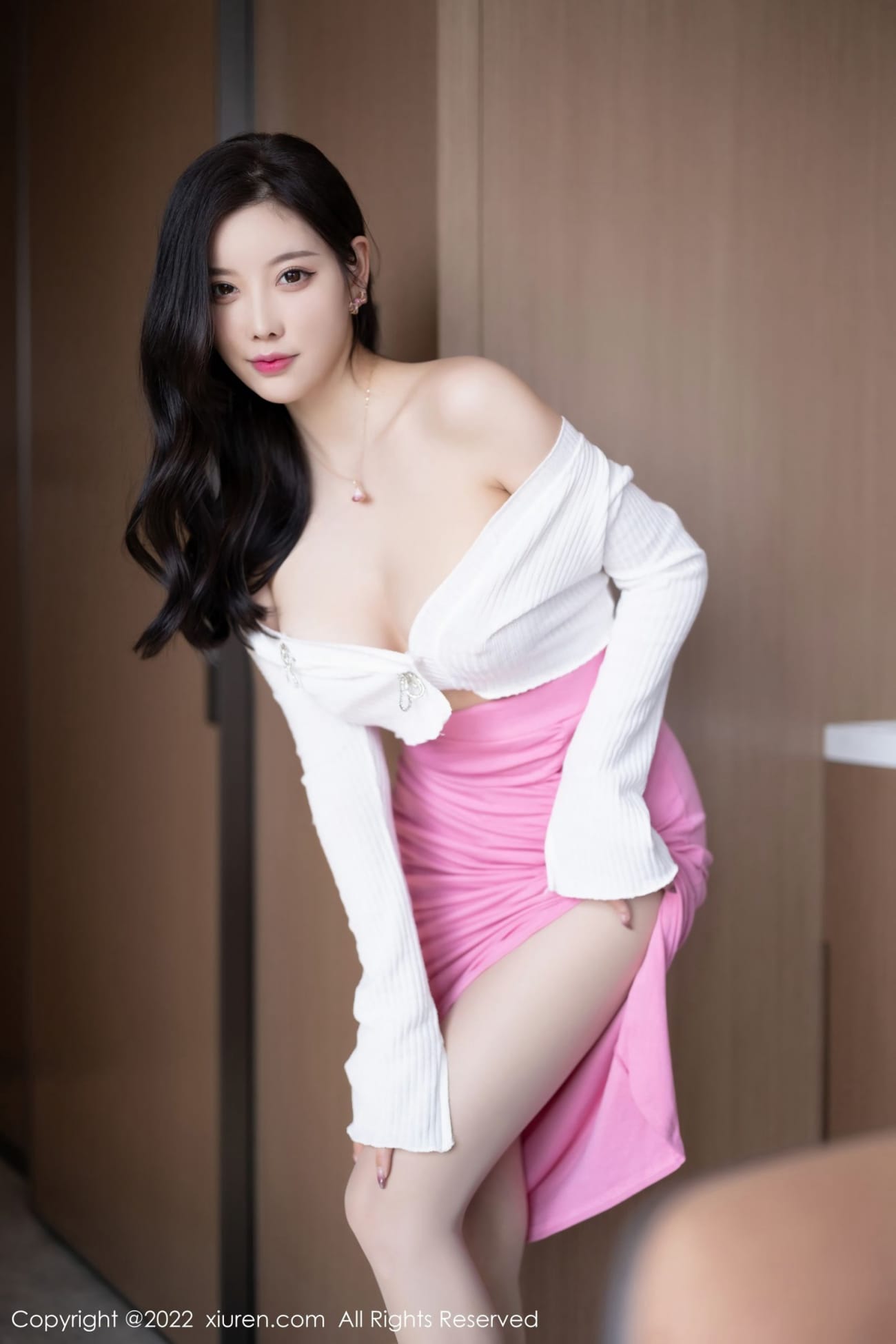 秀人网性感女神杨晨晨Yome白色收身上衣搭配粉红色裙子写真